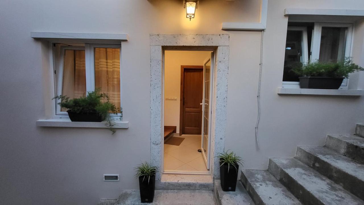 Stone House Apartments Didini Dvori Lumbarda Exterior photo