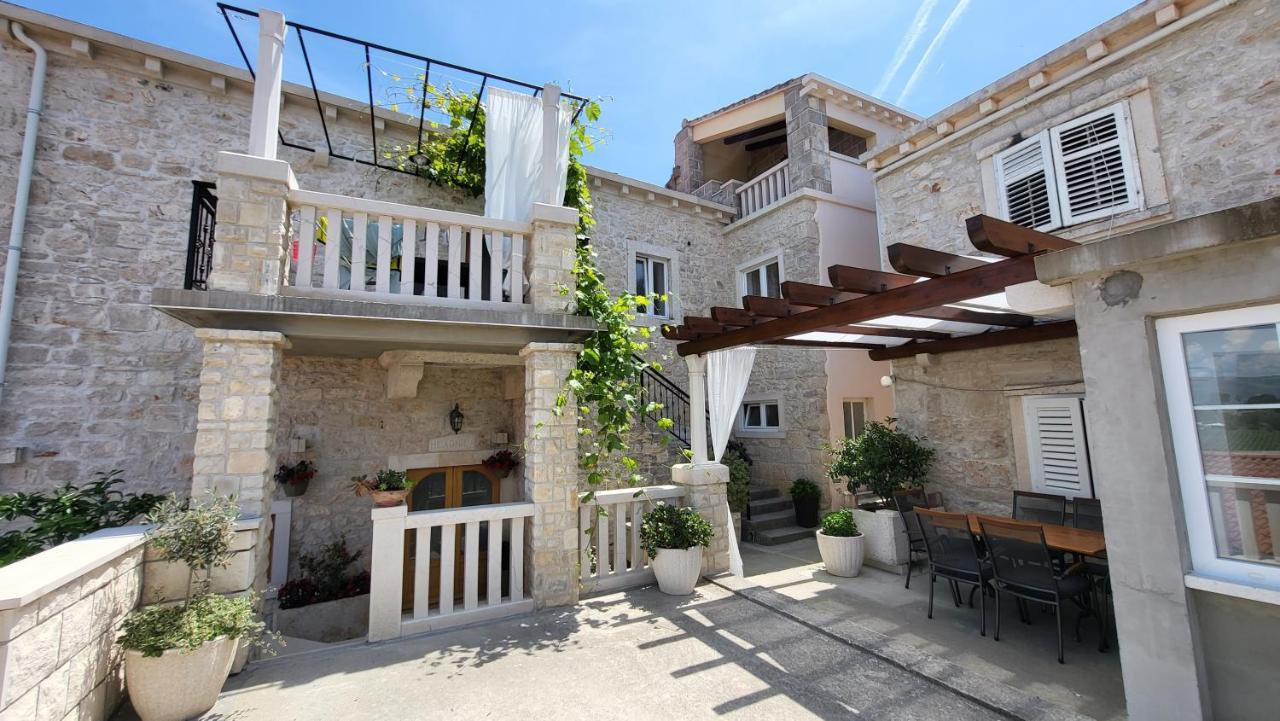 Stone House Apartments Didini Dvori Lumbarda Exterior photo